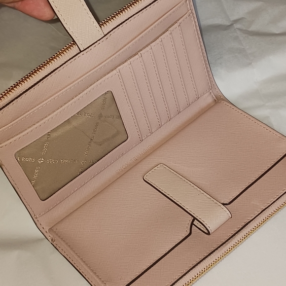 NWOT! MICHAEL KORS WRISTLET (OVERSIZED, DOUBLE ZIPPER) - Picture 9 of 13